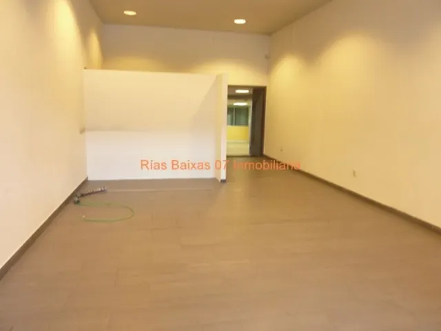 REF 4258 LOCAL 950m2 ESQUINA DOS CALLES CON PARKING 9 VEHICULOS ,OFICINAS,BAÑOS Y VESTUARIOS VIGO — 4