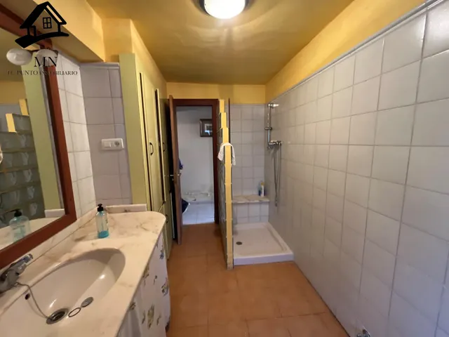 Casona Independiente Tradicional de Piedra con Balconada y Jardín Urbano en Penagos — 19