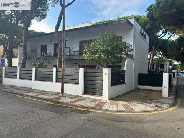 Se vende un piso en planta baja en segunda linea de mar en P