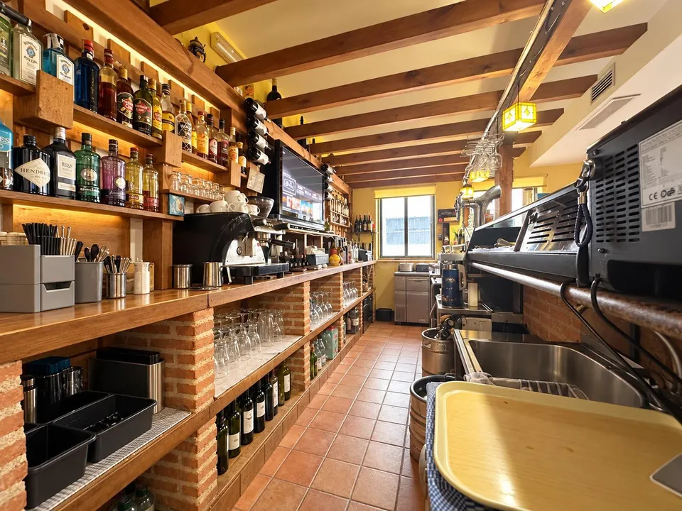 Bar reformado, con licencia de pub, San Pedro del Arroyo