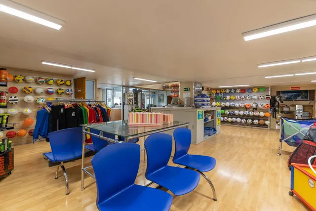 Amplio local comercial en una de las zonas más consolidadas de Granada con salida a dos calles — 10