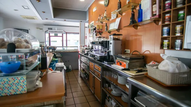 Local esquina zona avd. Alfonso XIII con licencia de apertura  para bar o cafetería — 5