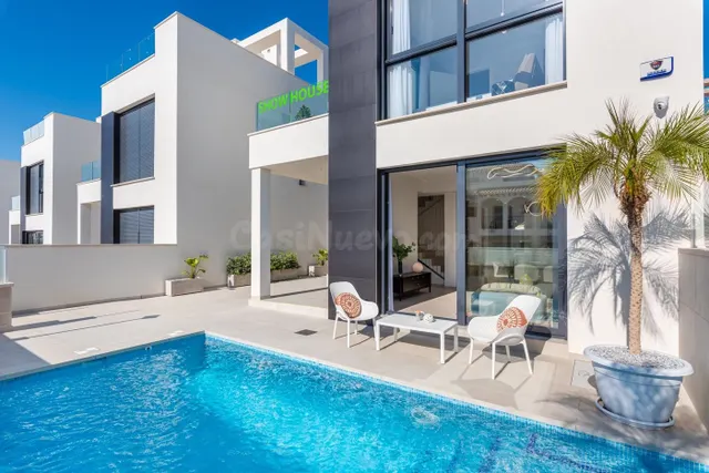 VILLA DE 3 DORMITORIOS Y 3 BAÑOS CON PISCINA PRIVADA - ZONA 
