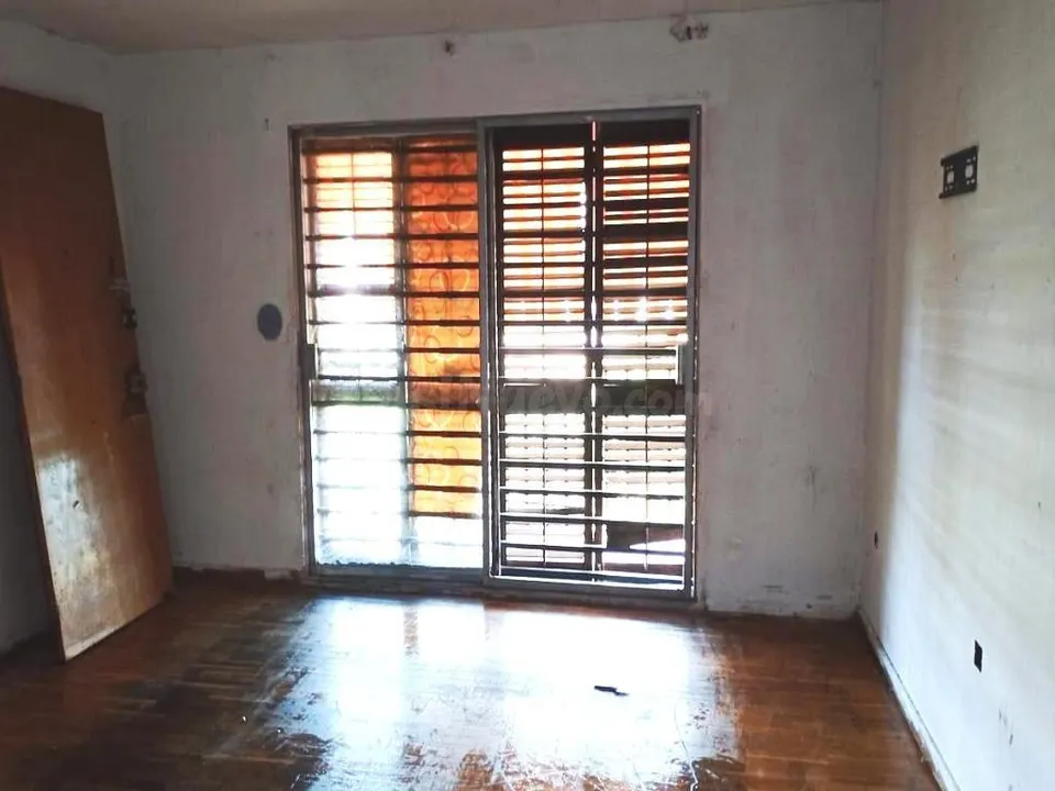 Piso a reformar con cuatro habitaciones.