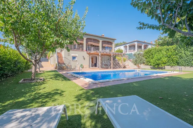 Casa completamente reformada con apartamento independiente, licencia turística, gran jardín y piscina en Calonge — 8
