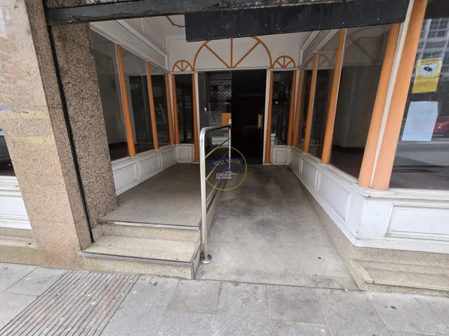 Amplio local comercial en zona de paso — 32
