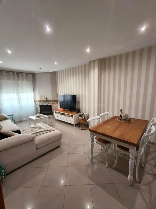 Oportunidad en Roquetas de Mar: Casa sobre Local