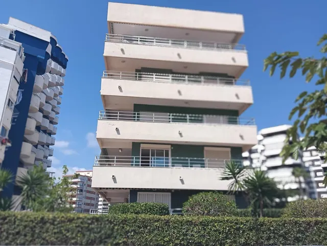 Apartamento vacacional en primera línea de Playa de Gandía con  vistas al mar — 6