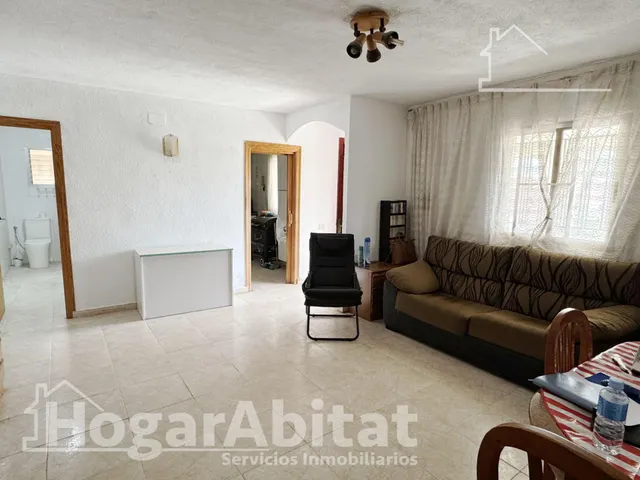 Chalet en residencial con  garaje y terraza, todo amueblado — 6