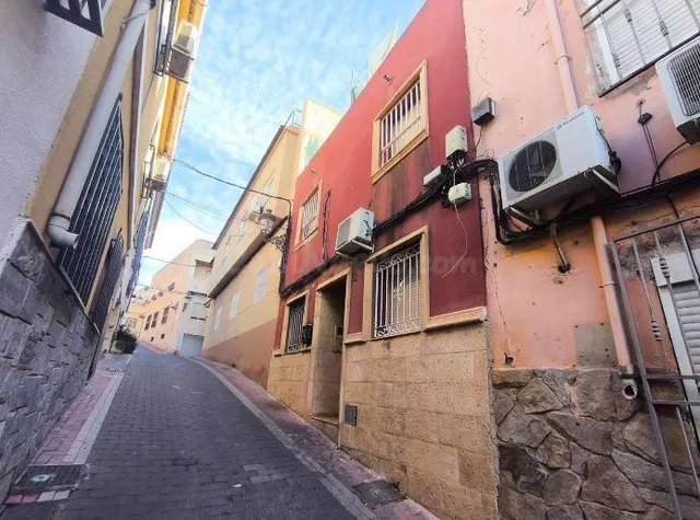 SE VENDE casa adosada OKUPA en C Cid Campeador 21 de Molina