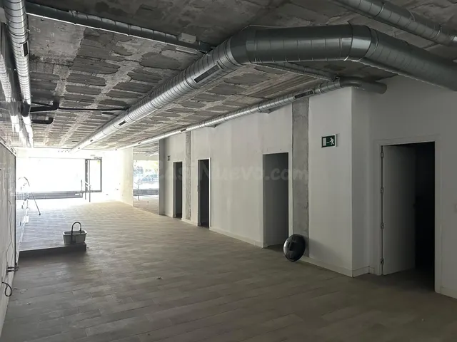 Amplio Local Comercial en Alquiler - Barrio Albayda - Granad