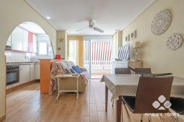 Moderno piso con balcón y vistas al mar en Cunit - foto 4
