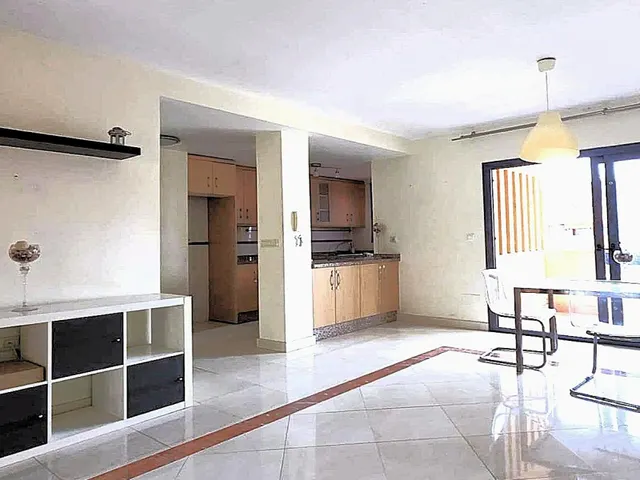 Magnífica y espaciosa casa adosada de 4 plantas (aprox. 176 m2). Varias terrazas y gran zona de piscina comunitaria. Cerca de campos de golf, La Zenia Boulevard, y a poco más de 5 km de las playas. — 32