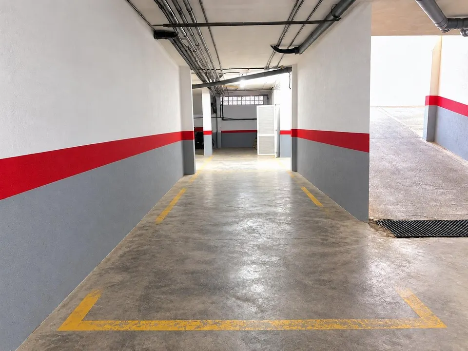 Plaza de aparcamiento con amplio espacio de almacenamiento