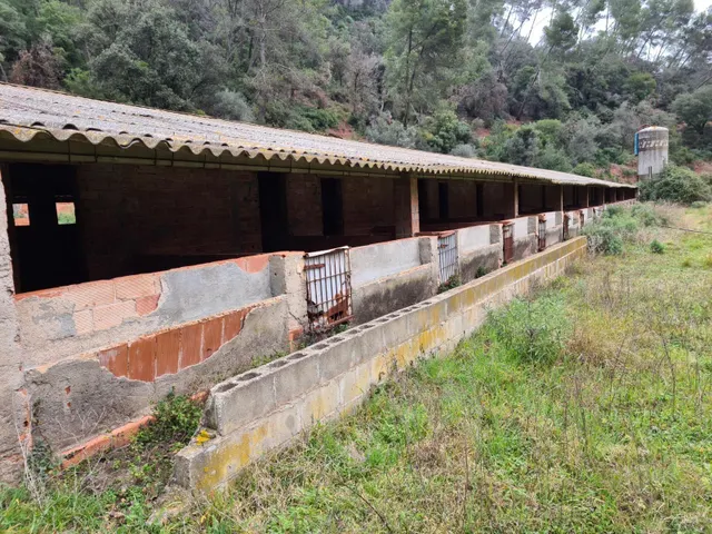 Masia de unos 570 m2 para reformar y reforzar estructuralmente con 470.000 m2 de terreno — 30