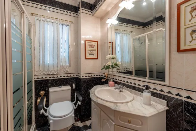 Amplia vivienda de 4 dormitorios con plaza de garaje opcional en Granada — 23