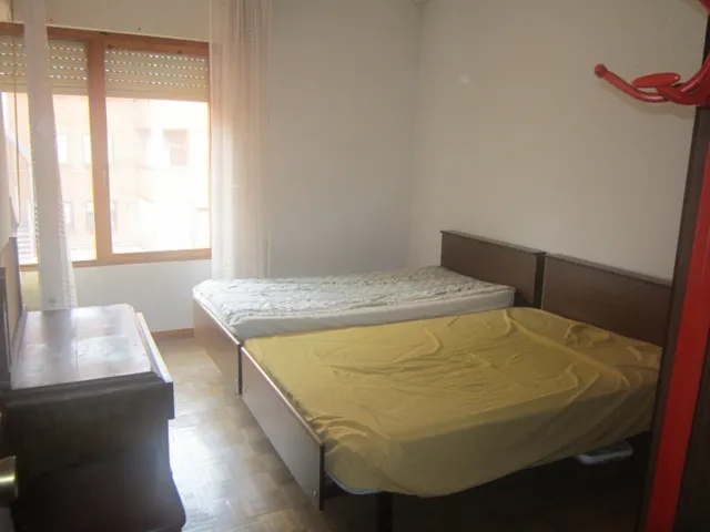SE VENDE PISO EN EL CENTRO DE VALENCIA DE DON JUAN, 90 M2, COCINA, SALÓN, 4 HAB., 2 BAÑOS. — 12