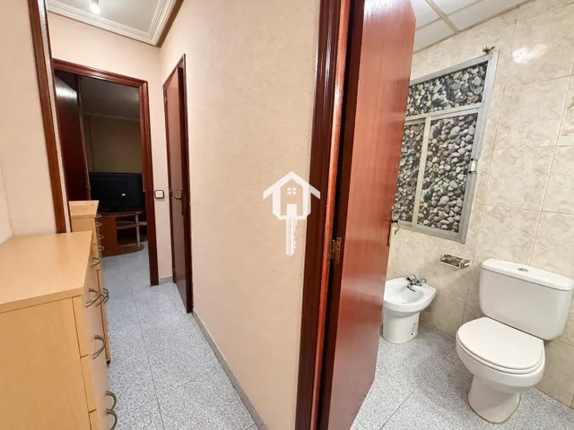Piso para reformar en venta en Alicante. zona de los ángeles, 2 habitaciones, salón, baño con bañera, 50m2, segunda planta sin ascensor. — 21