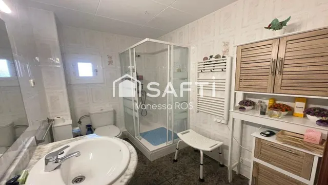 Descubre este acogedor piso  y su excelente comunicación con Barcelona. — 12