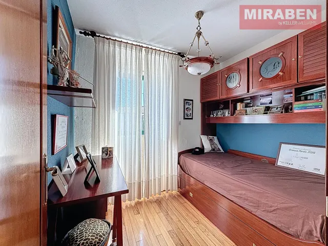 CASA EN VENTA EN RIANXO CON PATIO Y HORREO — 16