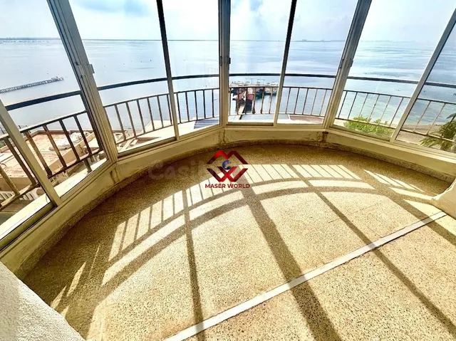 Piso en Primera Línea de Playa con Vistas Panorámicas al Mar - foto 3