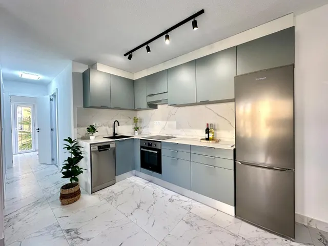 ☀️ ¡TU NUEVO HOGAR JUNTO AL MAR! 3 DORMITORIOS + REFORMA RECIENTE + ENTRADA PRIVADA — 16
