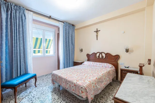 Piso de 3 dormitorios en calle milán, zaidín | muy luminoso y con gran potencial — 12