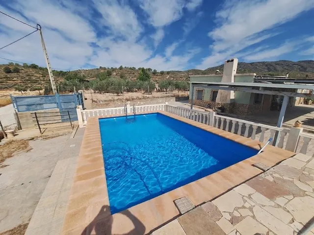 Chalet o casa de campo con piscina · 4.000 m2  · 4 dormitorios · 90 m2 para otra vivienda — 8