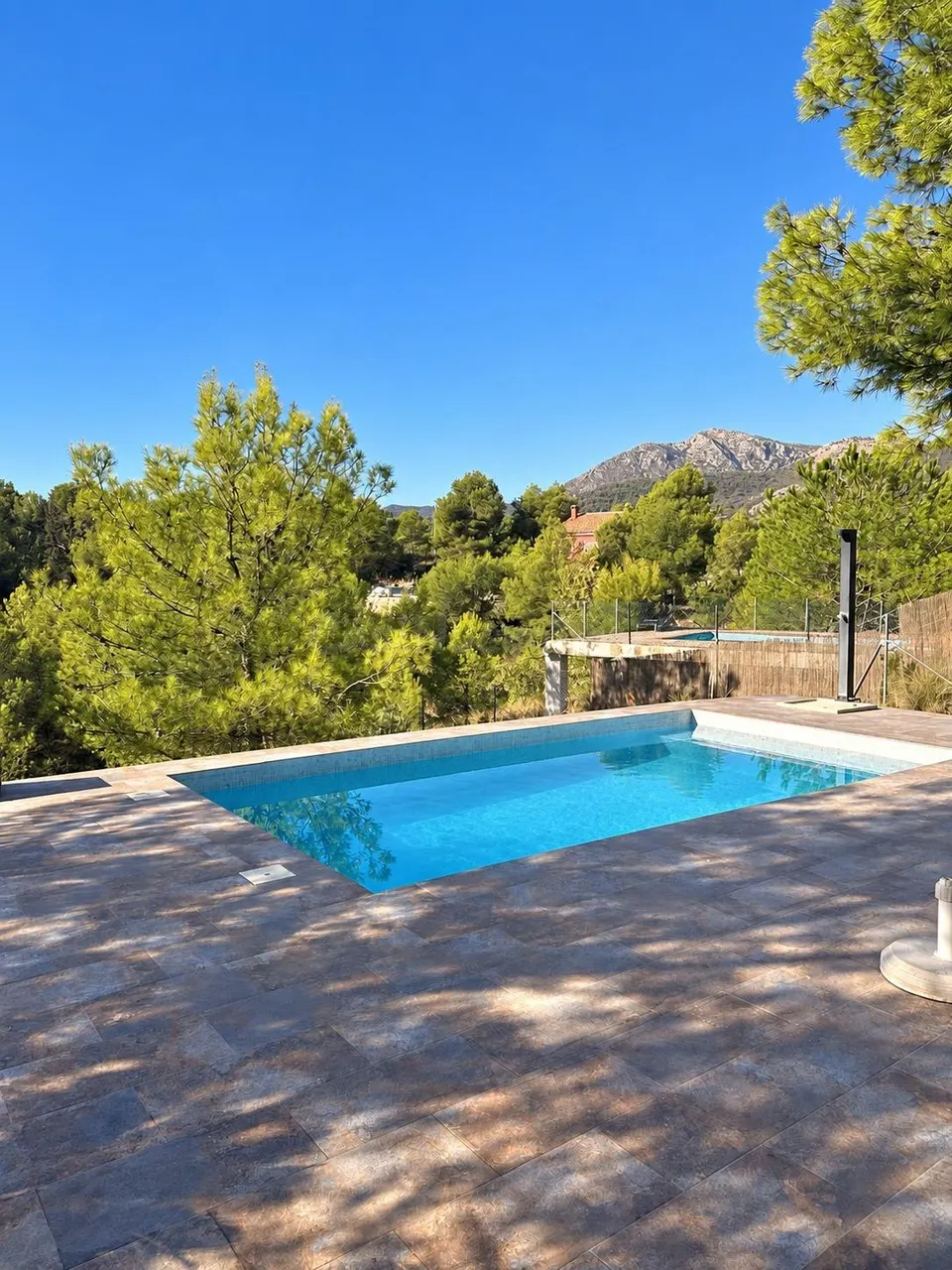 Vivienda independiente con parcela de 2.446 m2, piscina y vistas a la montaña en El Berro