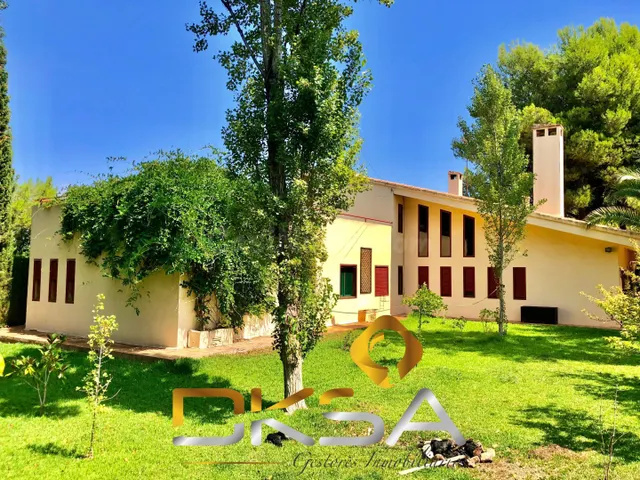 Espectacular chalet con piscina y parcela de 2.504 m2 en El 