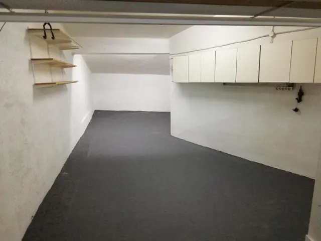 Plaza de garaje cerrado con altillo — 9