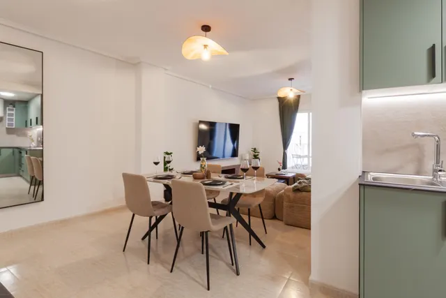 Apartamento elegantemente reformado, céntrico y espacioso. Balcón con orientación oeste ¡y a solo 550 m de Playa del Cura! en Torrevieja — 12