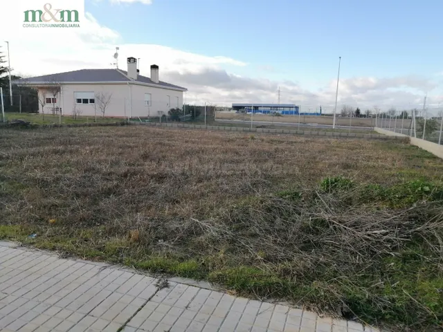 se vende parcela urbana en Moriscos, vallada y con todos los - foto 2