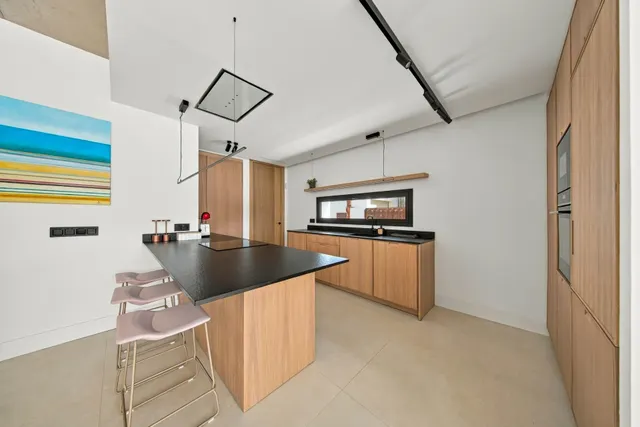 Exclusiva villa de diseño moderno con piscina privada, jardín, garaje y domótica avanzada — 22