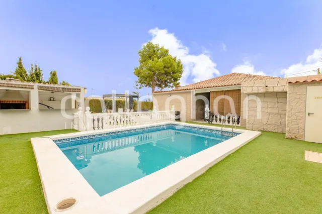 843 m2 de parcela, piscina y una casa pensada para disfrutar - foto 2