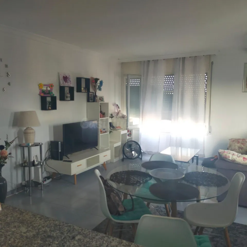 Piso de 3 dormitorios con cocina-comedor abierta y barra americana
