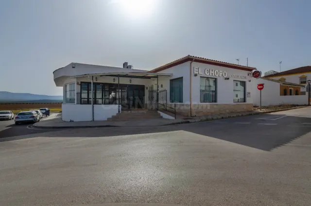GRAN RESTAURANTE CON ESPACIOSA TERRAZA — 2