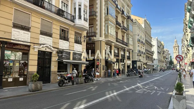 Local comercial en Calle de la Paz | 180 m2 y 3 huecos de fa - foto 4