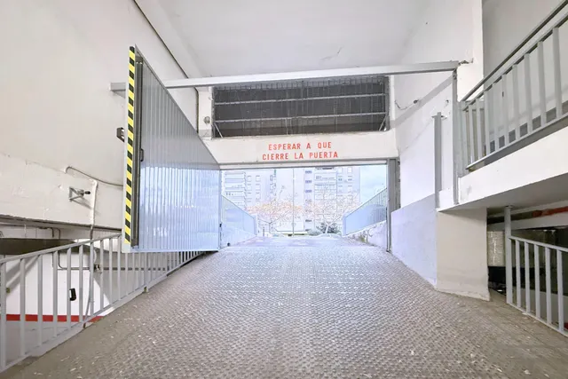 Este no es un aparcamiento cualquiera; es el mítico Garaje Villafontana. — 7