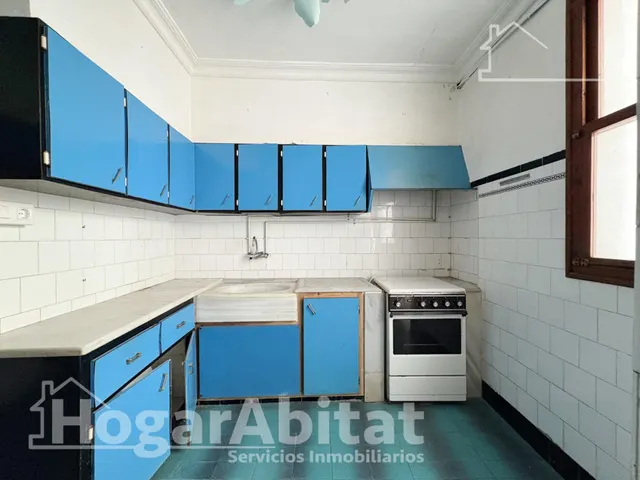 Espaciosa casa con local comercial y garaje en el centro — 10