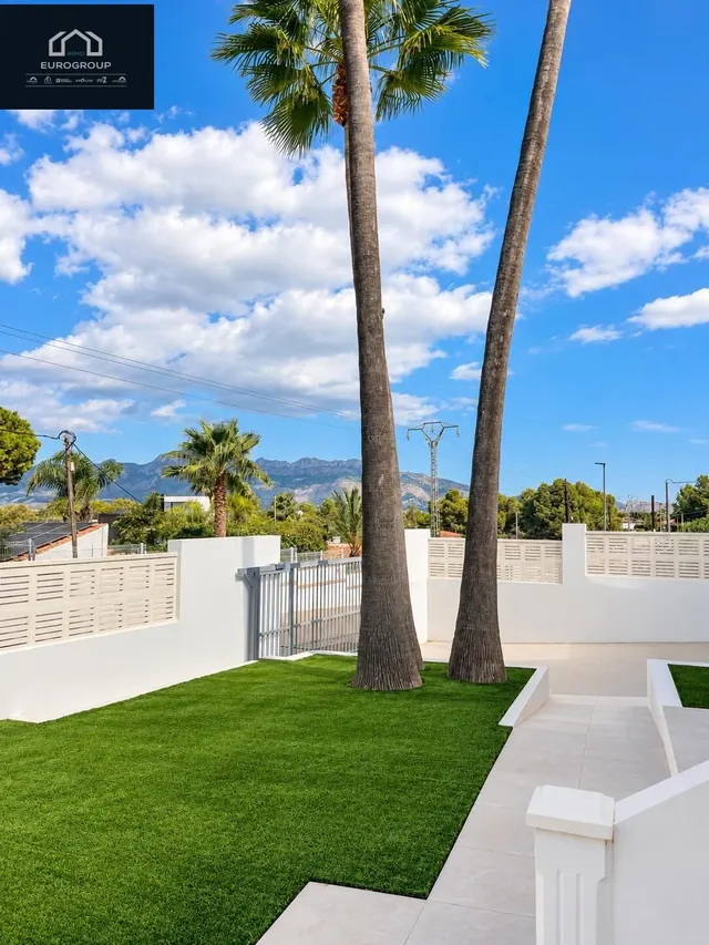 Impresionante chalet en perfecto estado, con 5 dormitorios y 3 baños, piscina privada y garaje con una parcela de 800m en el albir — 34