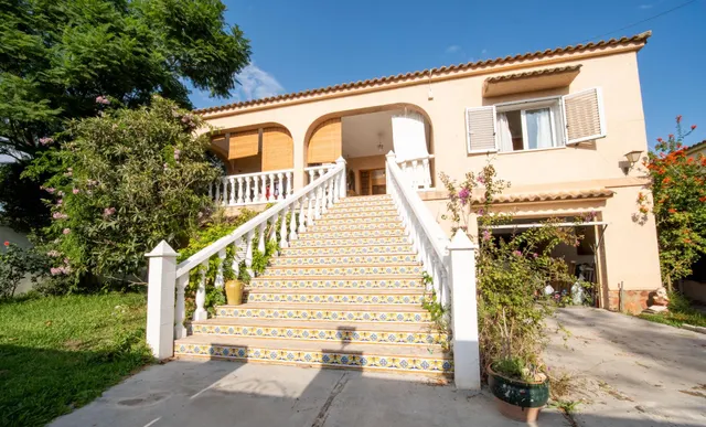 Chalet independiente en parcela esquinera de 515 m2 con gran garaje en Maravisa — 38