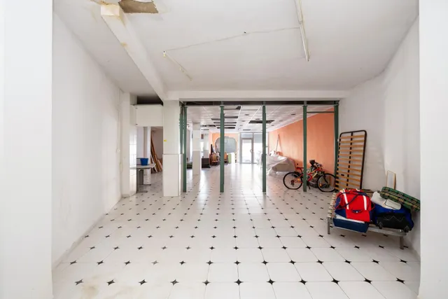 Local de 130 m2, diafano en Gojar, cerca del centro, en zona residencial con mucho paso de vehiculos — 2