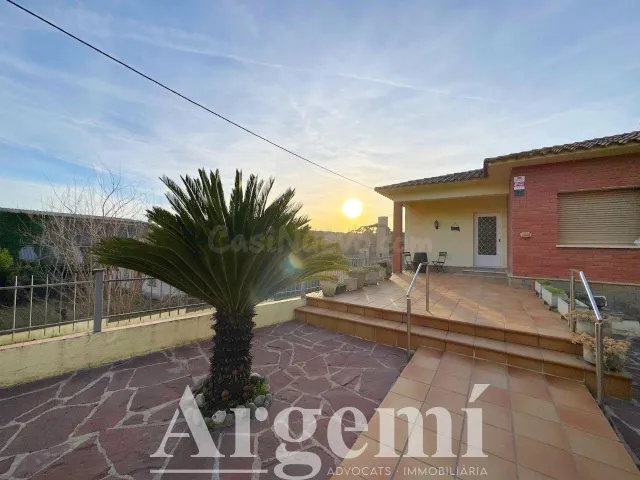EN EXCLUSIVA Casa en planta con terreno edificable en Palau- - foto 2