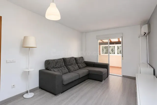 Piso de 2 dormitorios junto al metro, con amplio salón y coc - foto 2