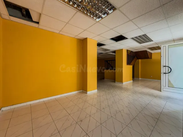 Amplio local comercial con escaparates y garaje privado en p - foto 4