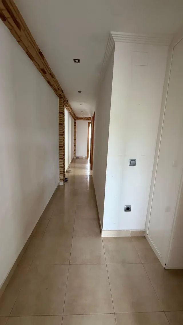 Se vende piso de 2 habitaciones con balcón y ascensor — 12