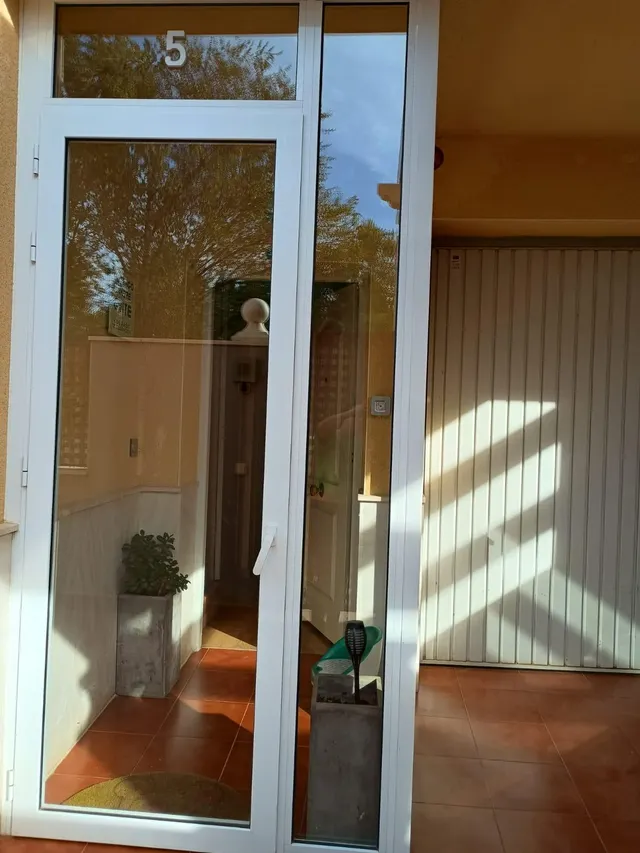 SE VENDE ADOSADO CON PISCINA EN LA GINETA. — 40