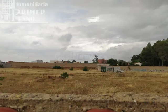 Se vende solar de 939 metros cuadrados con más de 24 metros  - foto 2