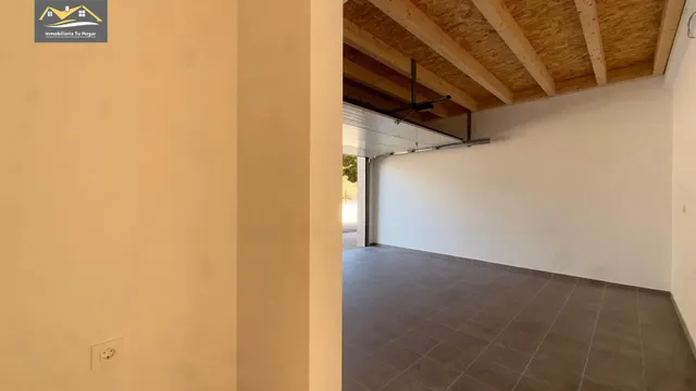 Chalé adosado, con terraza 30m , jardín 70m , garaje para 2 coches. 5 habitaciones. 3 baños. Cocina salón comedor de 35 m2. Magnificas vistas. Muy soleados — 17
